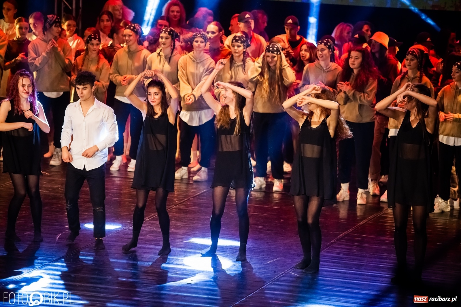 Zdjęcie w galerii na portalu naszraciborz.pl: Jubileuszowa gala zespołu tanecznego Skaza w Raciborskim Centrum Kultury wiadomości z regionu