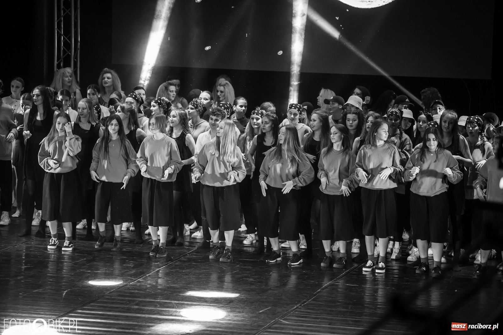 Zdjęcie w galerii na portalu naszraciborz.pl: Jubileuszowa gala zespołu tanecznego Skaza w Raciborskim Centrum Kultury wiadomości z regionu