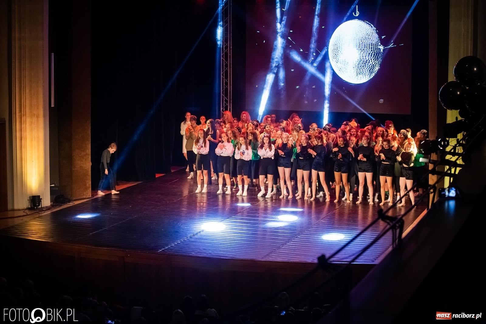 Zdjęcie w galerii na portalu naszraciborz.pl: Jubileuszowa gala zespołu tanecznego Skaza w Raciborskim Centrum Kultury wiadomości z regionu