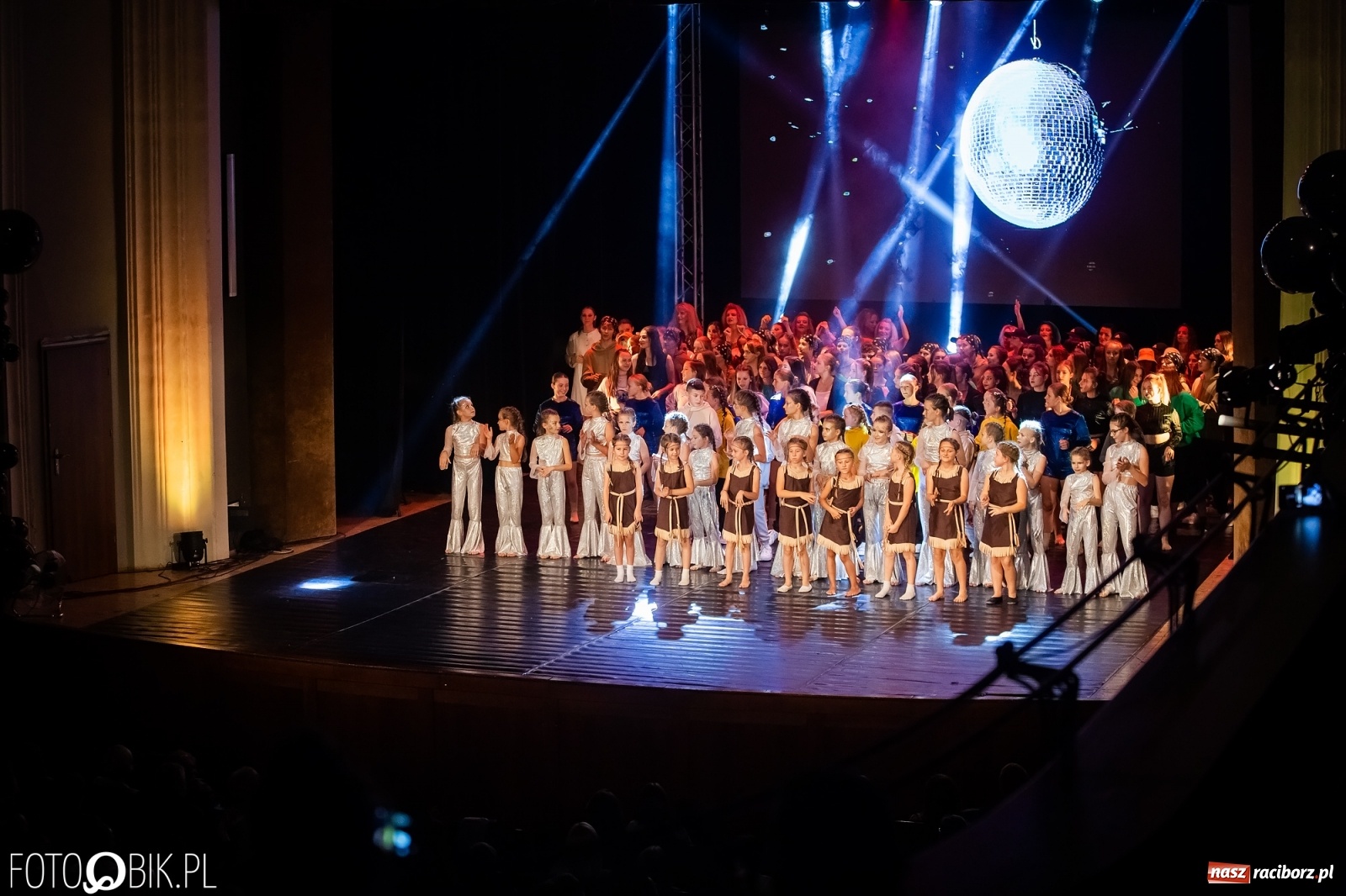Zdjęcie w galerii na portalu naszraciborz.pl: Jubileuszowa gala zespołu tanecznego Skaza w Raciborskim Centrum Kultury wiadomości z regionu
