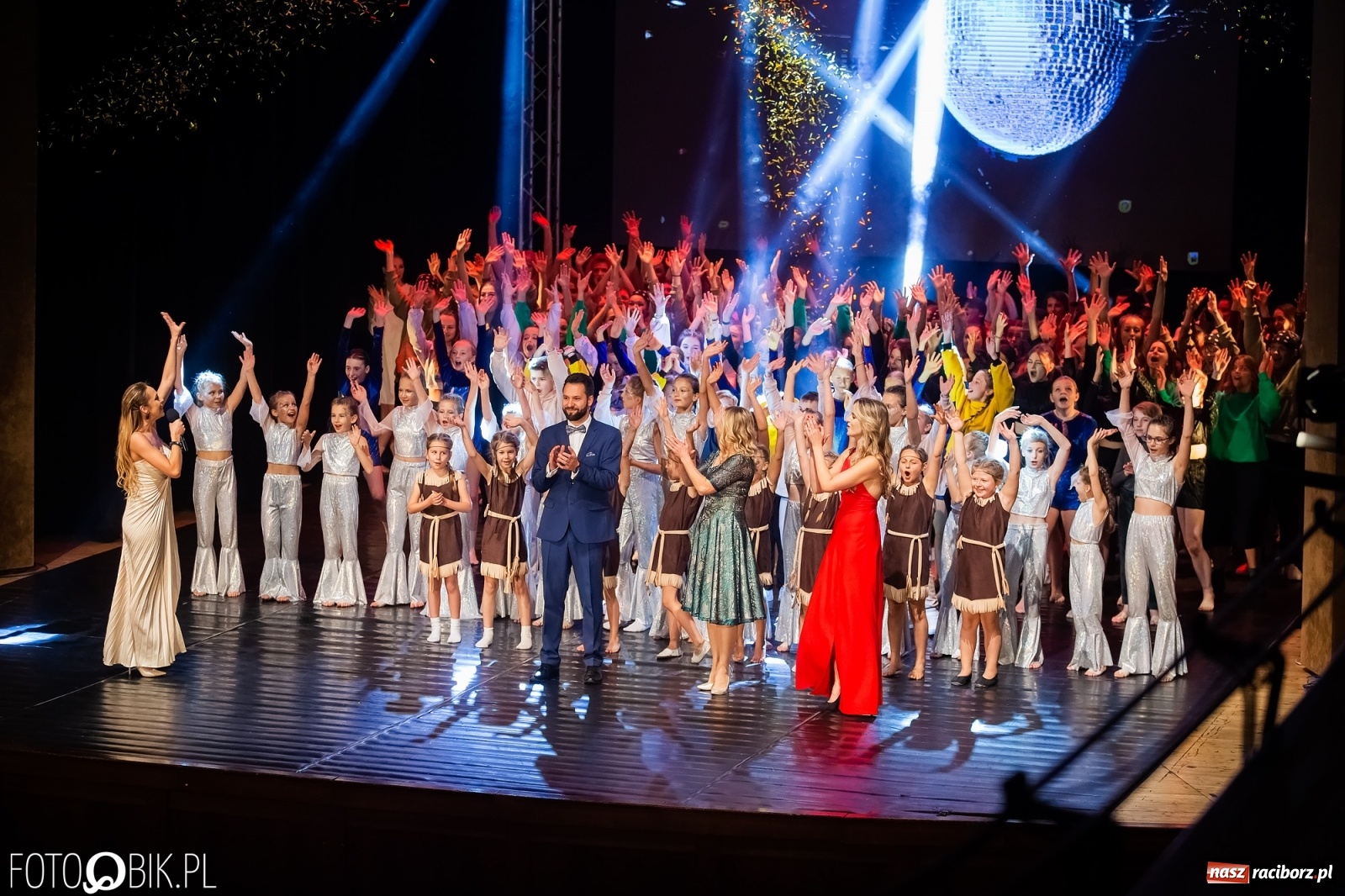 Zdjęcie w galerii na portalu naszraciborz.pl: Jubileuszowa gala zespołu tanecznego Skaza w Raciborskim Centrum Kultury wiadomości z regionu