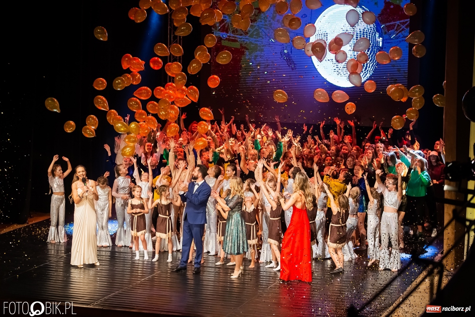 Zdjęcie w galerii na portalu naszraciborz.pl: Jubileuszowa gala zespołu tanecznego Skaza w Raciborskim Centrum Kultury wiadomości z regionu