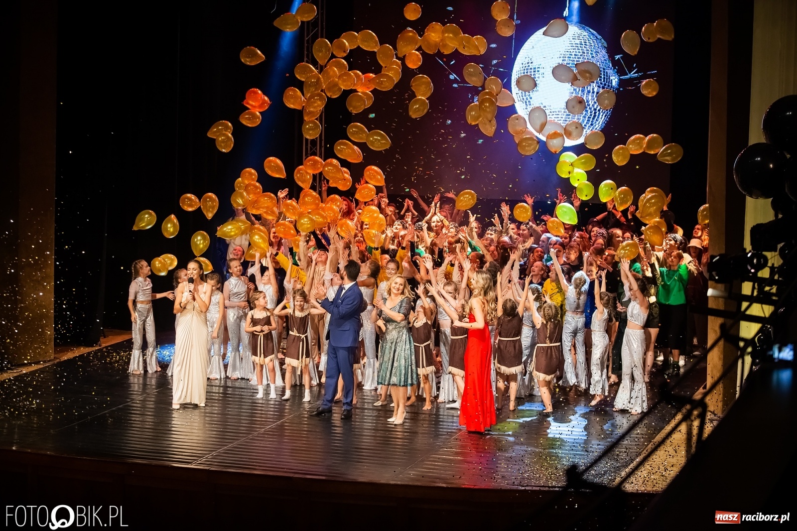 Zdjęcie w galerii na portalu naszraciborz.pl: Jubileuszowa gala zespołu tanecznego Skaza w Raciborskim Centrum Kultury wiadomości z regionu