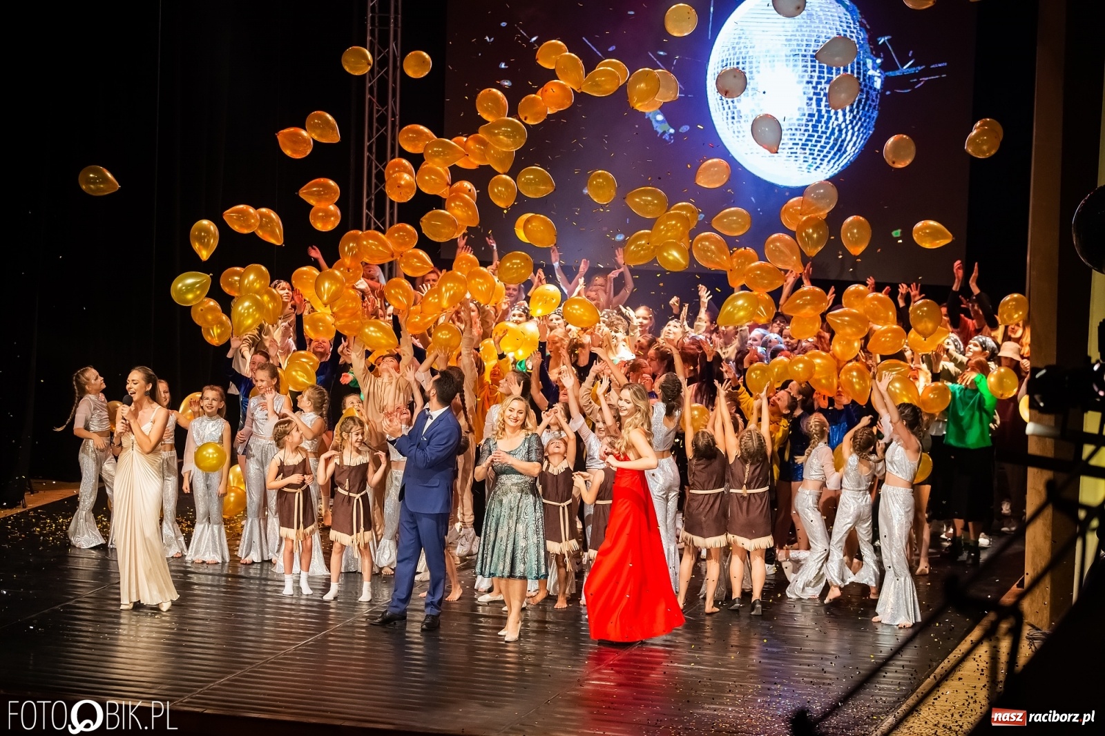 Zdjęcie w galerii na portalu naszraciborz.pl: Jubileuszowa gala zespołu tanecznego Skaza w Raciborskim Centrum Kultury wiadomości z regionu