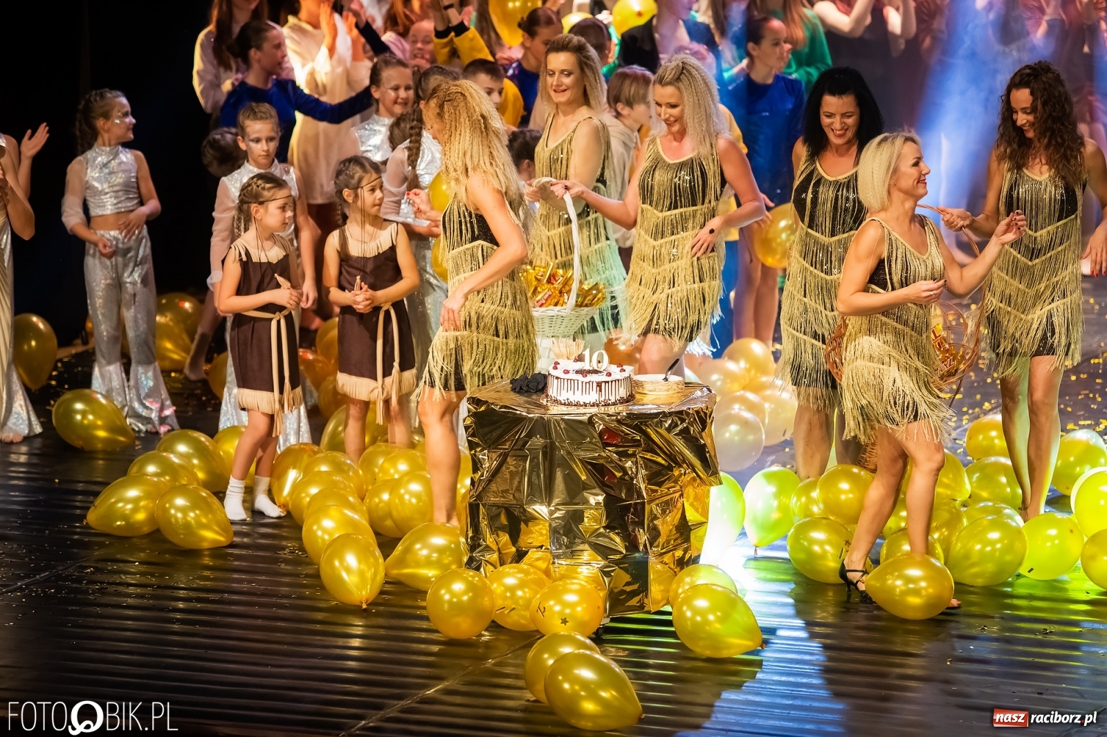 Zdjęcie w galerii na portalu naszraciborz.pl: Jubileuszowa gala zespołu tanecznego Skaza w Raciborskim Centrum Kultury wiadomości z regionu