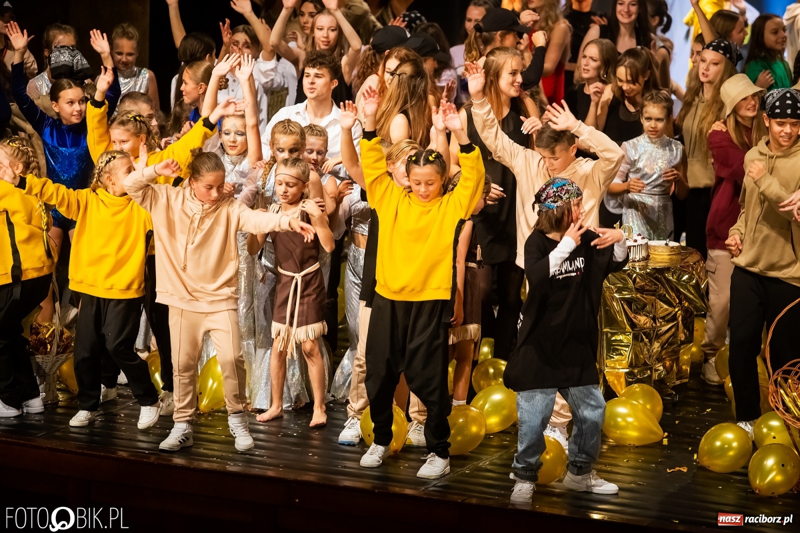 Zdjęcie w galerii na portalu naszraciborz.pl: Jubileuszowa gala zespołu tanecznego Skaza w Raciborskim Centrum Kultury wiadomości z regionu