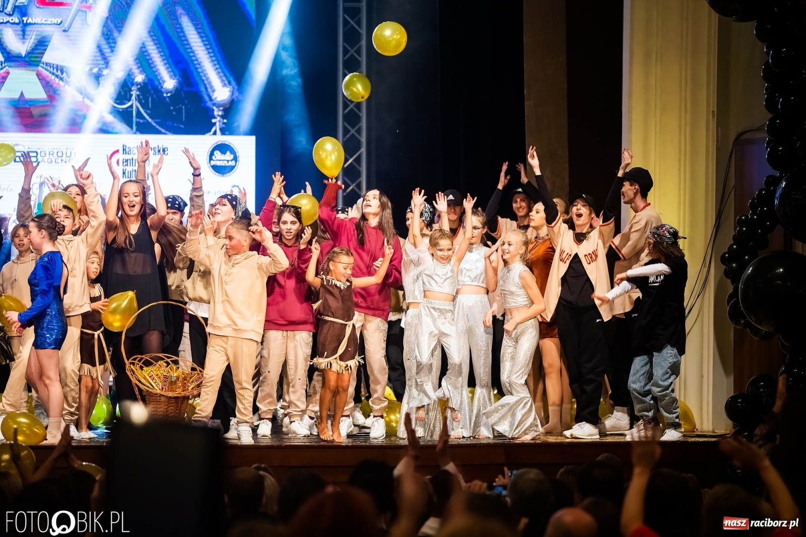 Zdjęcie w galerii na portalu naszraciborz.pl: Jubileuszowa gala zespołu tanecznego Skaza w Raciborskim Centrum Kultury wiadomości z regionu