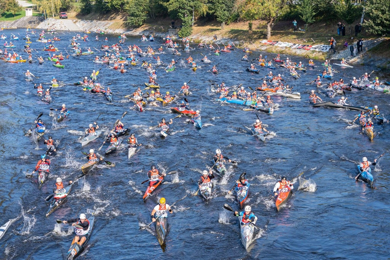 Zdjęcie w galerii na portalu naszraciborz.pl: Raciborzanie pojechali na Krumlovský vodácký maraton 2021 wiadomości z regionu