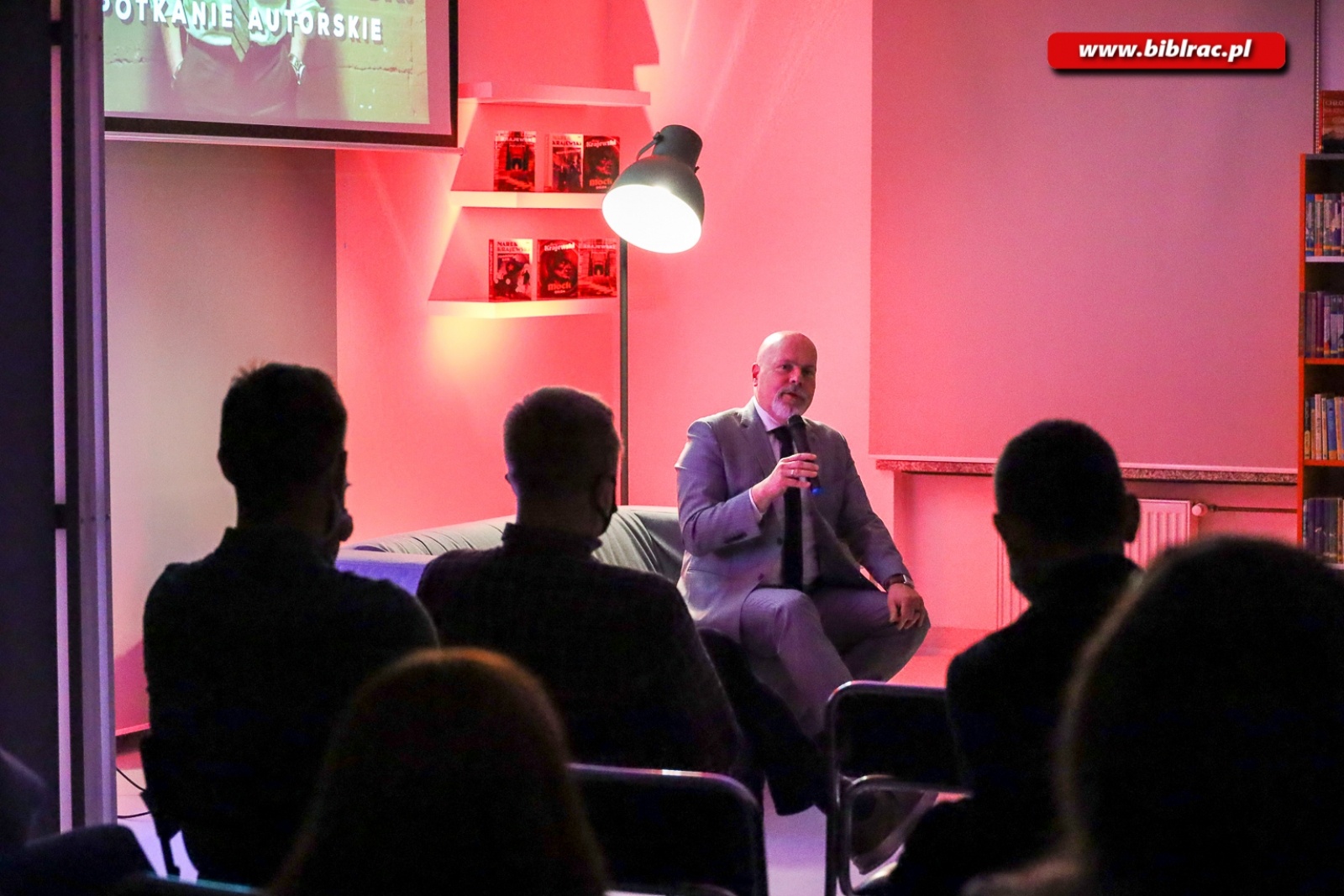 Zdjęcie w galerii na portalu naszraciborz.pl: Mistrz kryminału gościł w raciborskiej bibliotece wiadomości z regionu