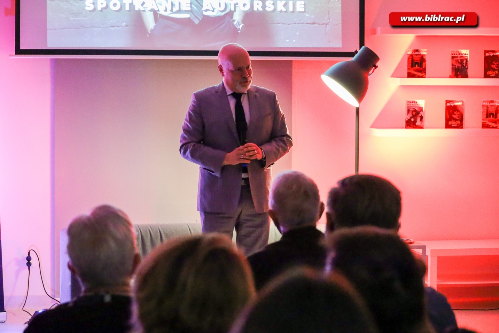 Zdjęcie w galerii na portalu naszraciborz.pl: Mistrz kryminału gościł w raciborskiej bibliotece wiadomości z regionu