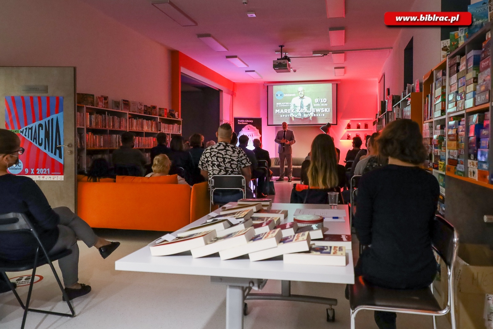 Zdjęcie w galerii na portalu naszraciborz.pl: Mistrz kryminału gościł w raciborskiej bibliotece wiadomości z regionu