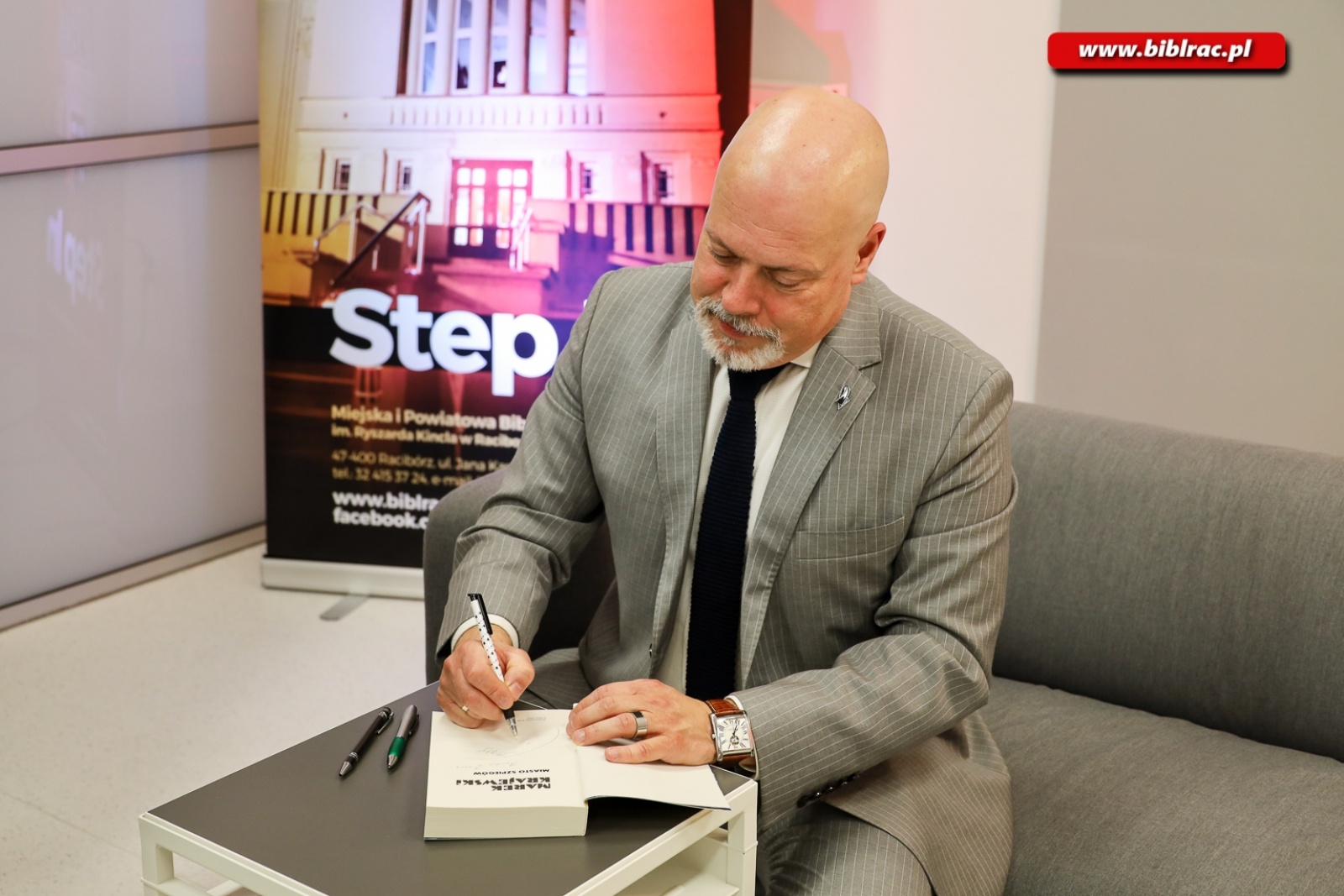 Zdjęcie w galerii na portalu naszraciborz.pl: Mistrz kryminału gościł w raciborskiej bibliotece wiadomości z regionu