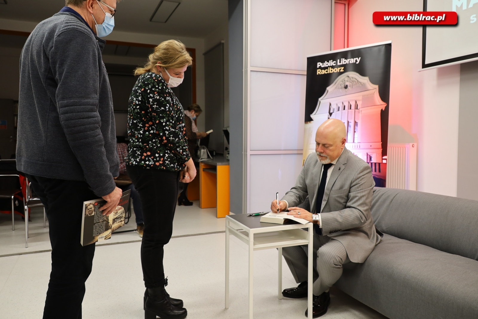 Zdjęcie w galerii na portalu naszraciborz.pl: Mistrz kryminału gościł w raciborskiej bibliotece wiadomości z regionu
