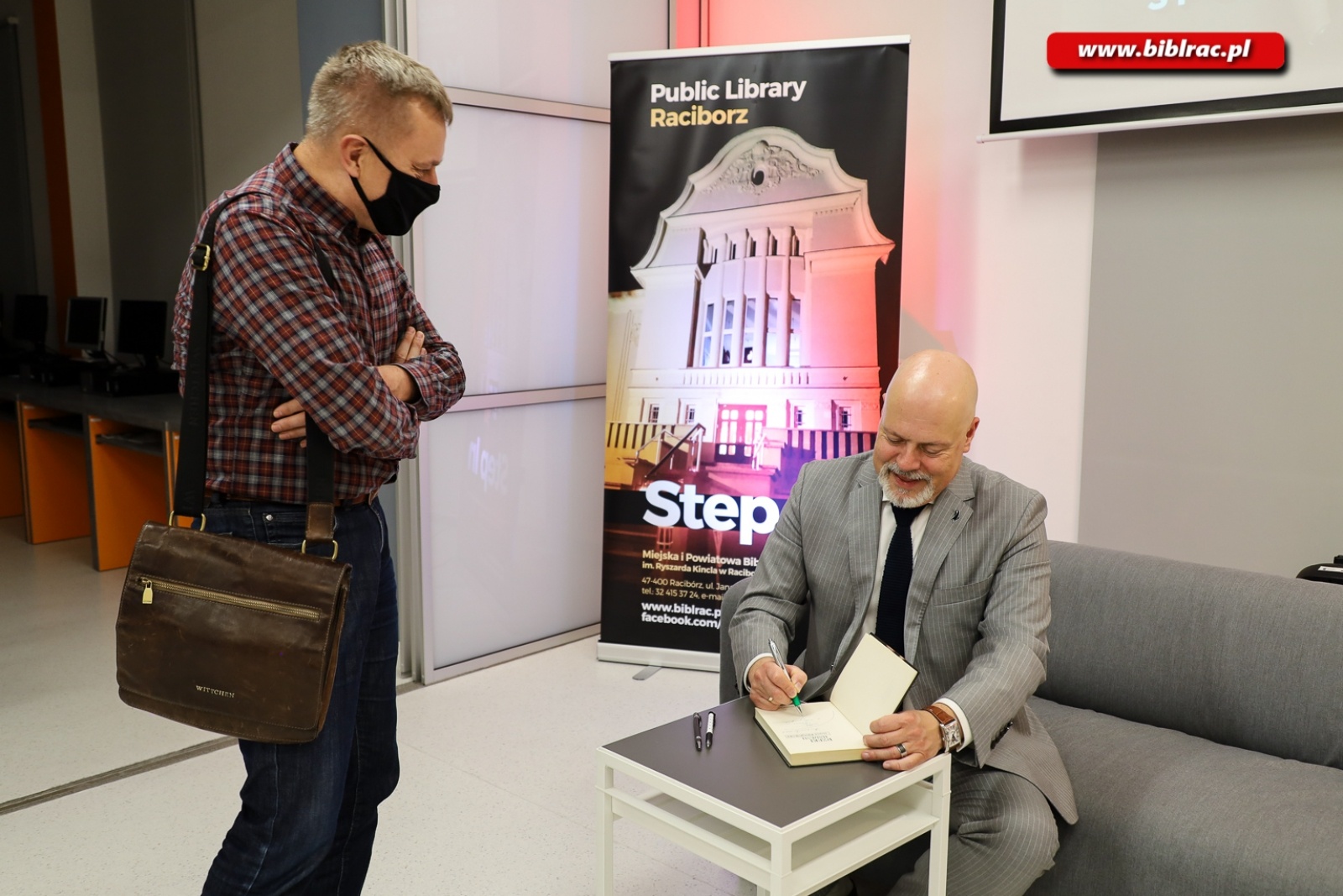 Zdjęcie w galerii na portalu naszraciborz.pl: Mistrz kryminału gościł w raciborskiej bibliotece wiadomości z regionu