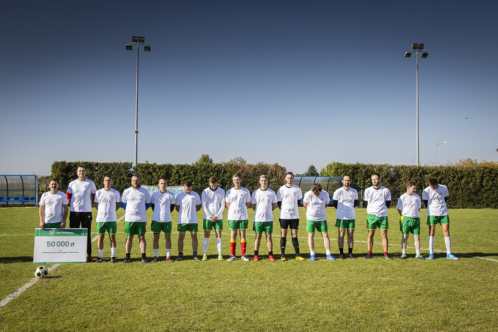 Zdjęcie w galerii na portalu naszraciborz.pl: Piłkarska rywalizacja LKS 07 Markowice i Lasów Państwowych. Klub dostał finansowe wsparcie wiadomości z regionu
