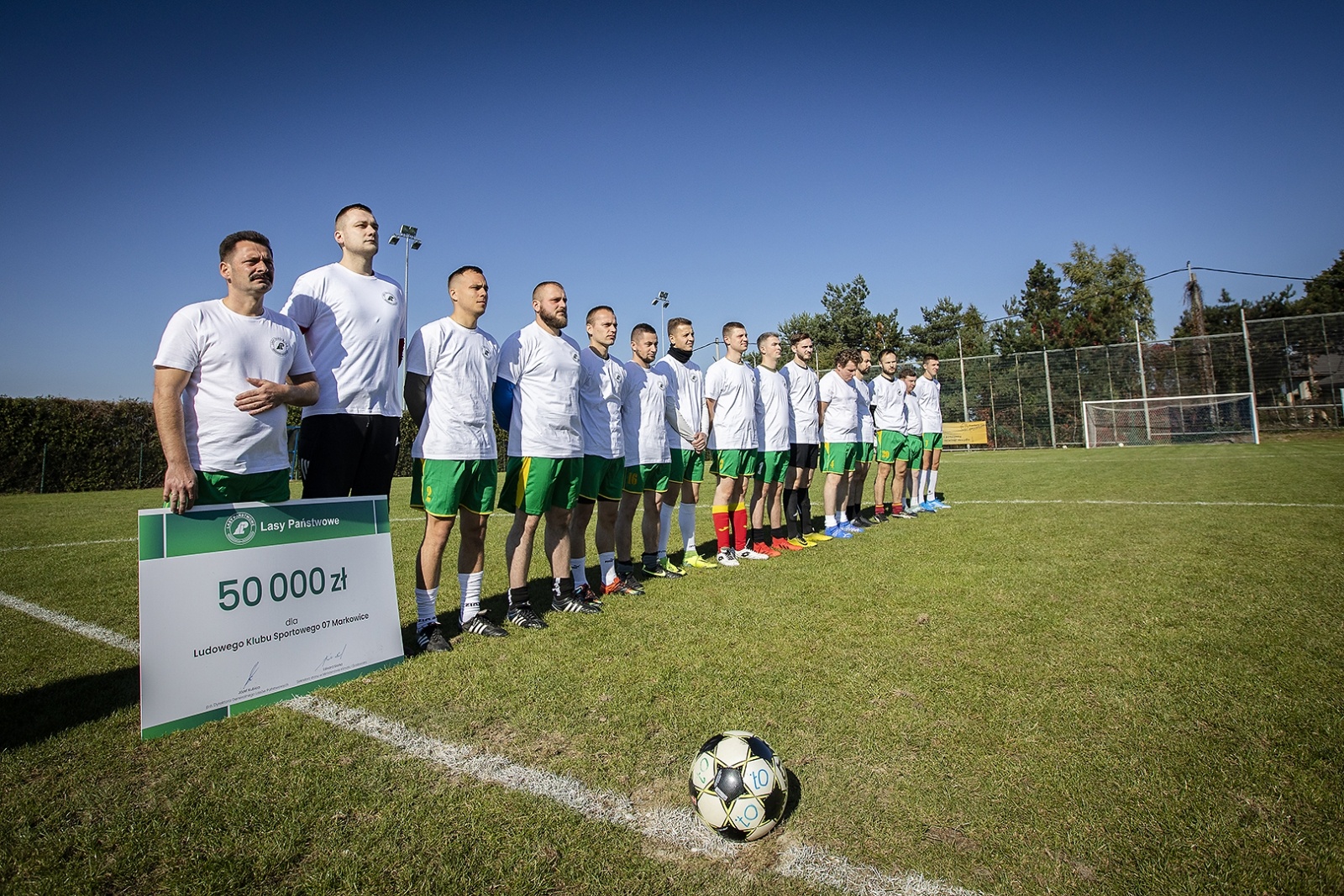 Zdjęcie w galerii na portalu naszraciborz.pl: Piłkarska rywalizacja LKS 07 Markowice i Lasów Państwowych. Klub dostał finansowe wsparcie wiadomości z regionu