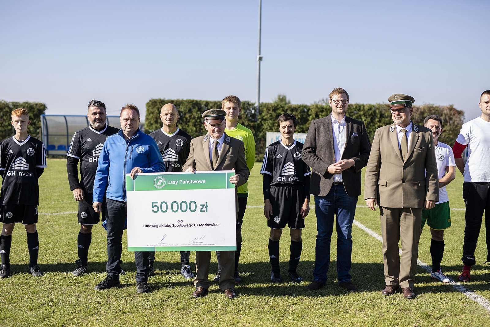 Zdjęcie w galerii na portalu naszraciborz.pl: Piłkarska rywalizacja LKS 07 Markowice i Lasów Państwowych. Klub dostał finansowe wsparcie wiadomości z regionu