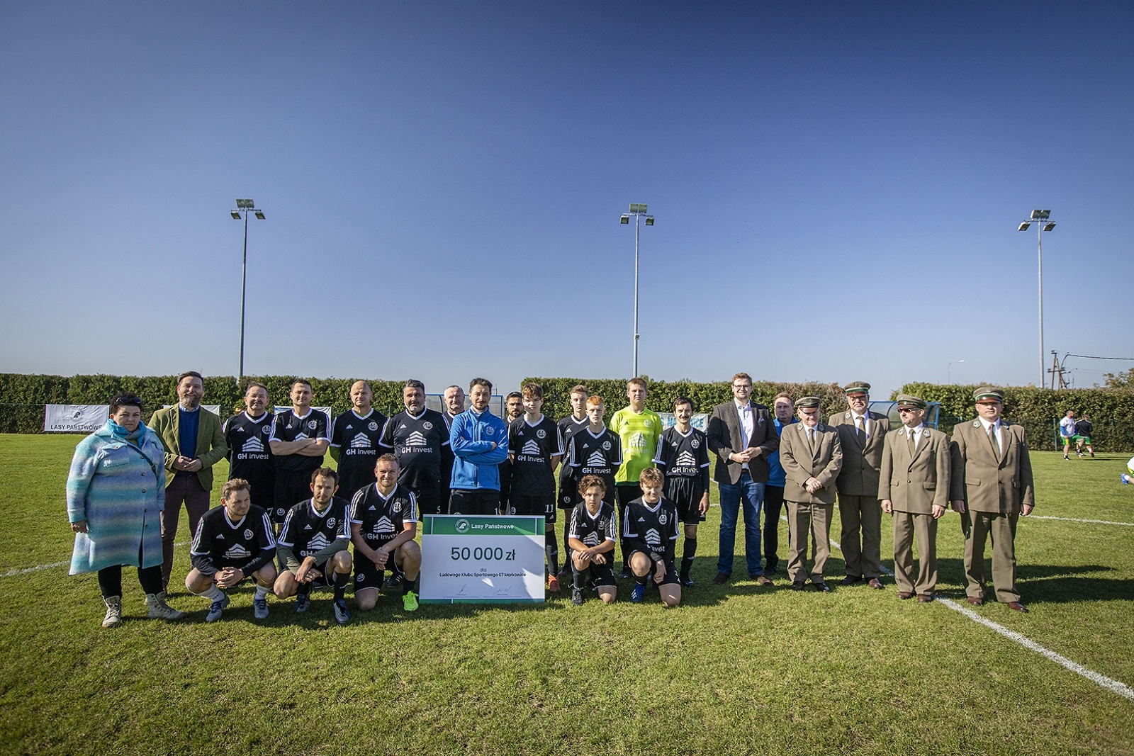 Zdjęcie w galerii na portalu naszraciborz.pl: Piłkarska rywalizacja LKS 07 Markowice i Lasów Państwowych. Klub dostał finansowe wsparcie wiadomości z regionu