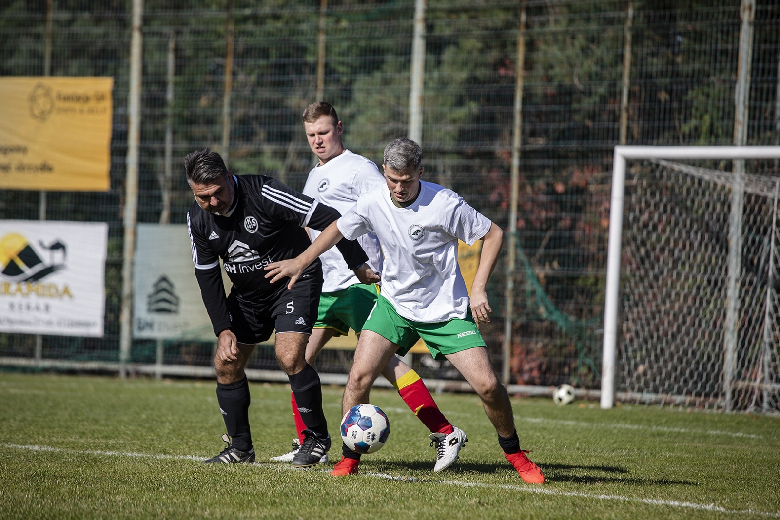 Zdjęcie w galerii na portalu naszraciborz.pl: Piłkarska rywalizacja LKS 07 Markowice i Lasów Państwowych. Klub dostał finansowe wsparcie wiadomości z regionu