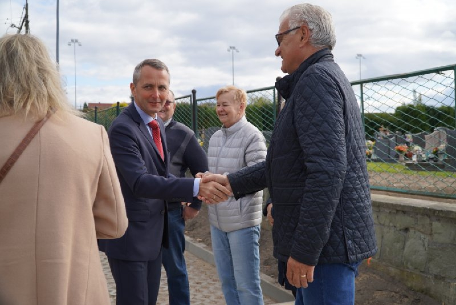 Zdjęcie w galerii na portalu naszraciborz.pl: Przy cmentarzu w Markowicach powstały nowe miejsca postojowe wiadomości z regionu