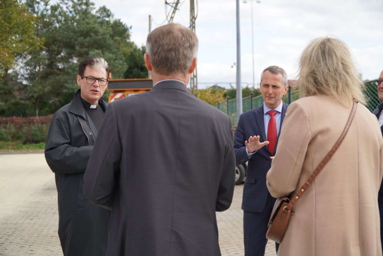 Zdjęcie w galerii na portalu naszraciborz.pl: Przy cmentarzu w Markowicach powstały nowe miejsca postojowe wiadomości z regionu