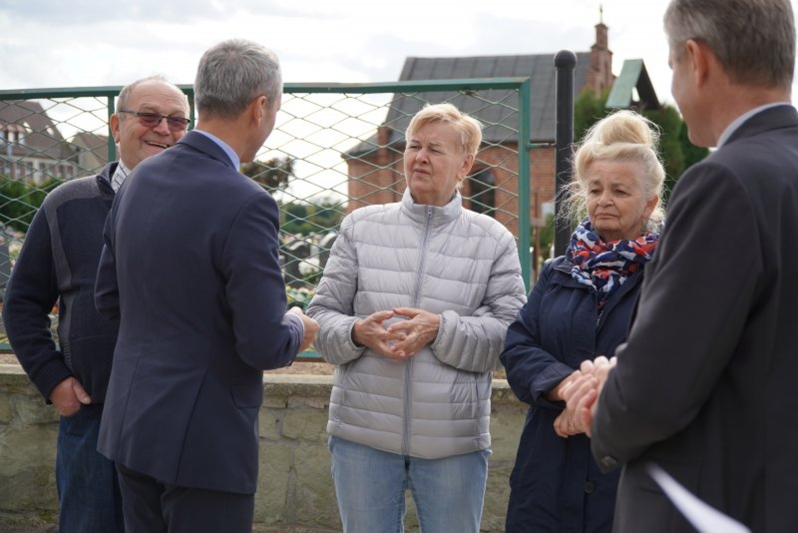 Zdjęcie w galerii na portalu naszraciborz.pl: Przy cmentarzu w Markowicach powstały nowe miejsca postojowe wiadomości z regionu