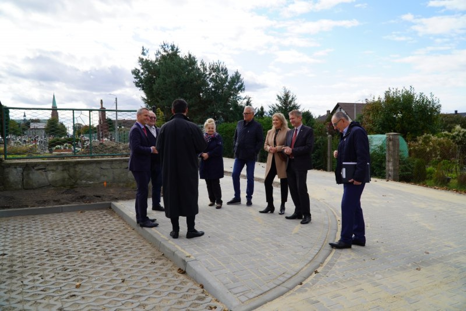 Zdjęcie w galerii na portalu naszraciborz.pl: Przy cmentarzu w Markowicach powstały nowe miejsca postojowe wiadomości z regionu