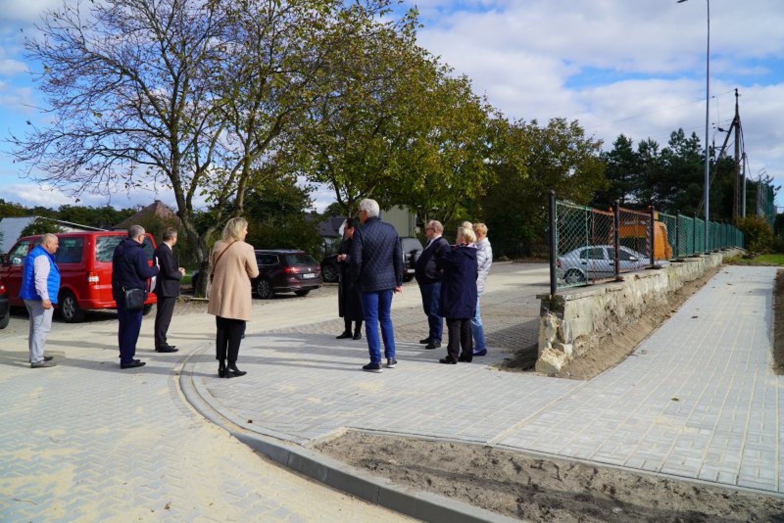 Zdjęcie w galerii na portalu naszraciborz.pl: Przy cmentarzu w Markowicach powstały nowe miejsca postojowe wiadomości z regionu