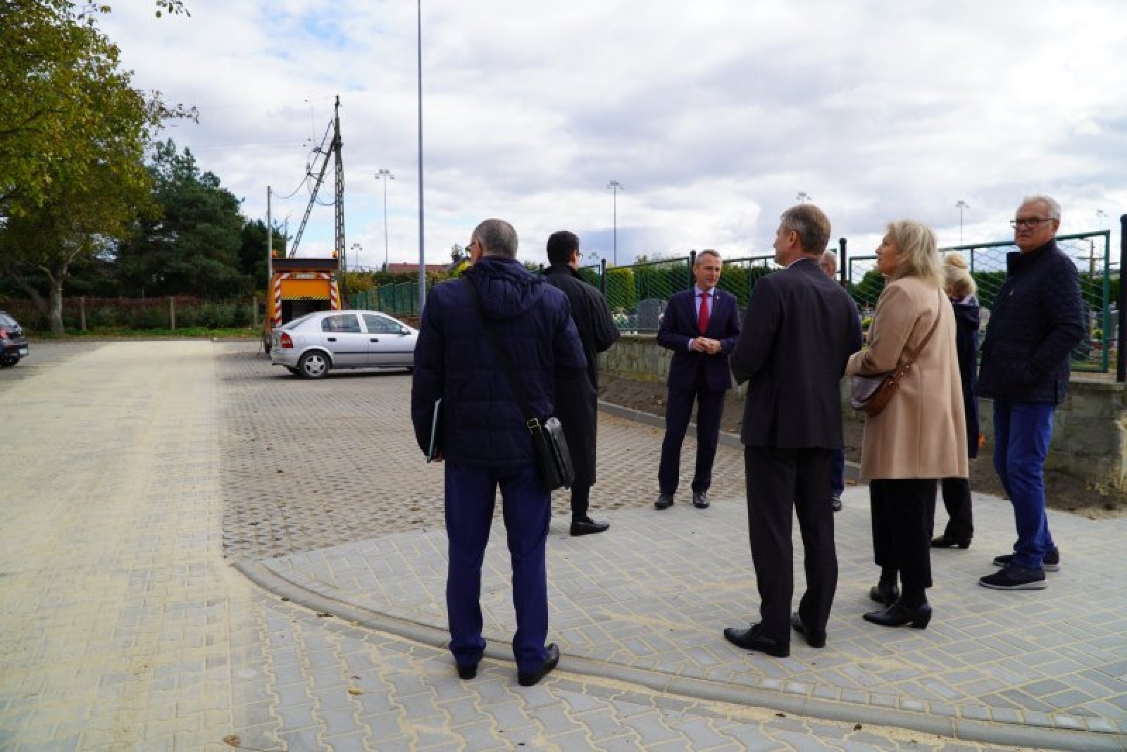 Zdjęcie w galerii na portalu naszraciborz.pl: Przy cmentarzu w Markowicach powstały nowe miejsca postojowe wiadomości z regionu