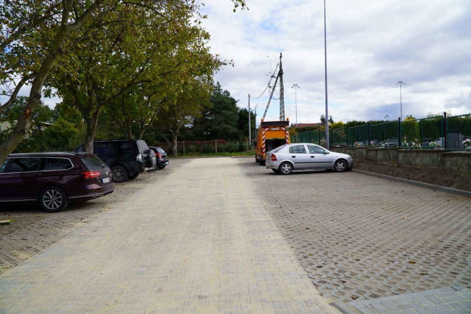 Zdjęcie w galerii na portalu naszraciborz.pl: Przy cmentarzu w Markowicach powstały nowe miejsca postojowe wiadomości z regionu