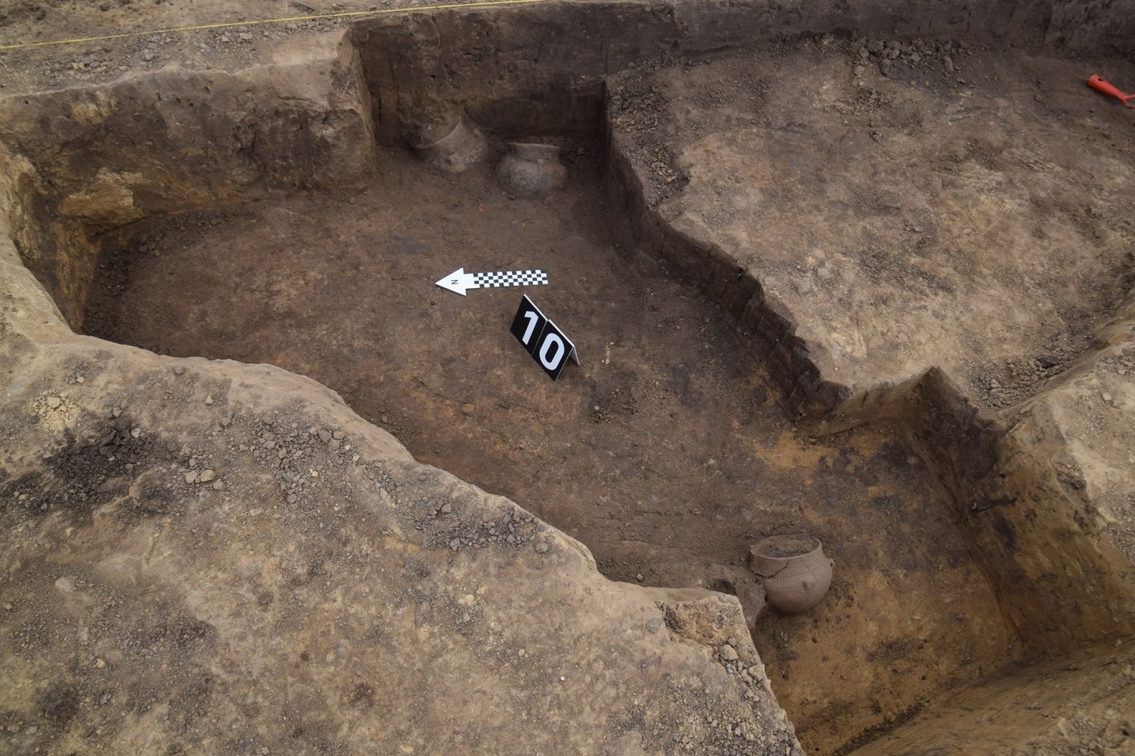 Zdjęcie w galerii na portalu naszraciborz.pl: Podczas wykopalisk na Starej Wsi odkryto amfory wiadomości z regionu