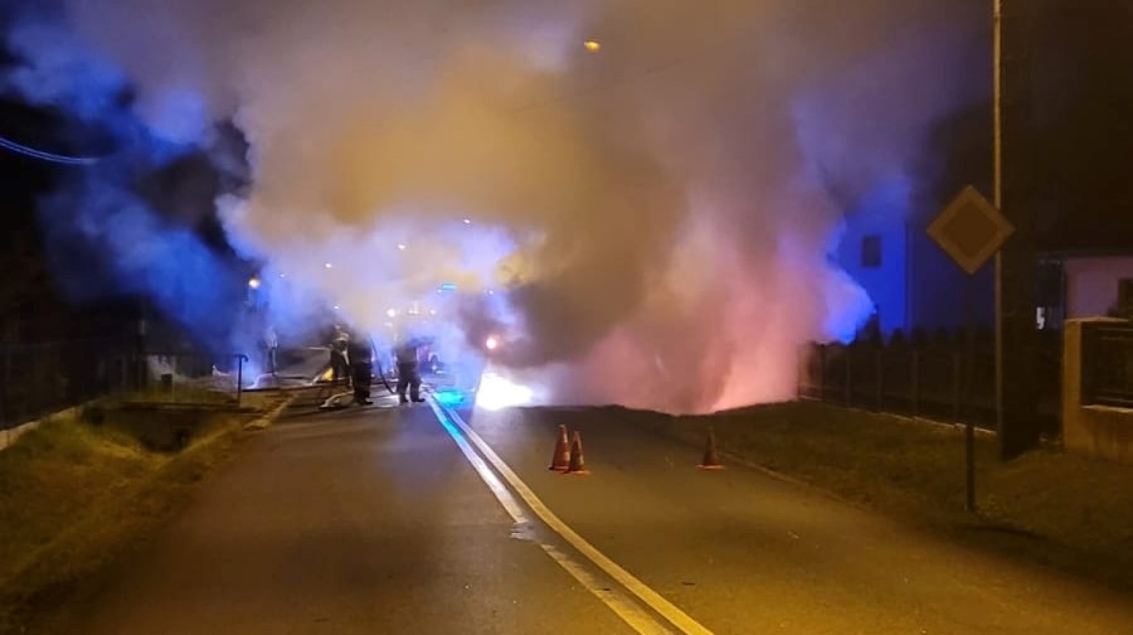 Zdjęcie w galerii na portalu naszraciborz.pl: Raport 998. Seat leon stanął w płomieniach [FOTO] wiadomości z regionu