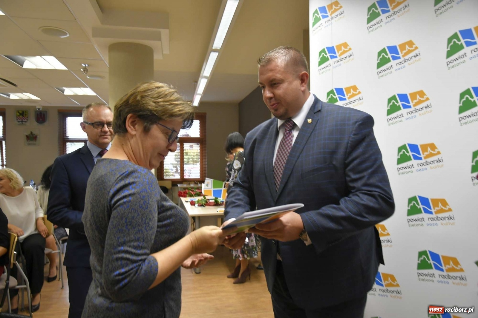 Zdjęcie w galerii na portalu naszraciborz.pl: Nagrody starosty na powiatowy Dzień Edukacji Narodowej wiadomości z regionu