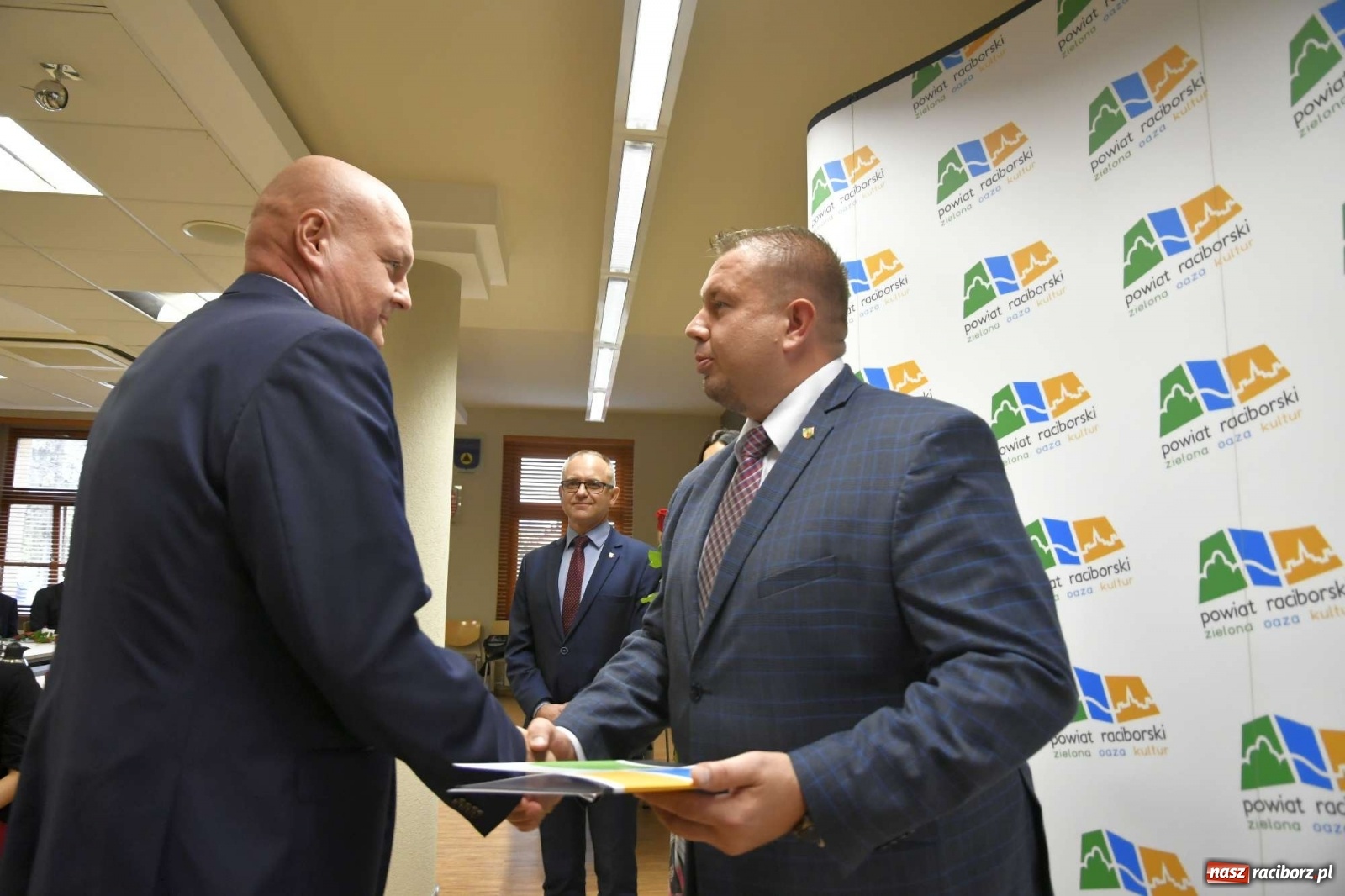 Zdjęcie w galerii na portalu naszraciborz.pl: Nagrody starosty na powiatowy Dzień Edukacji Narodowej wiadomości z regionu