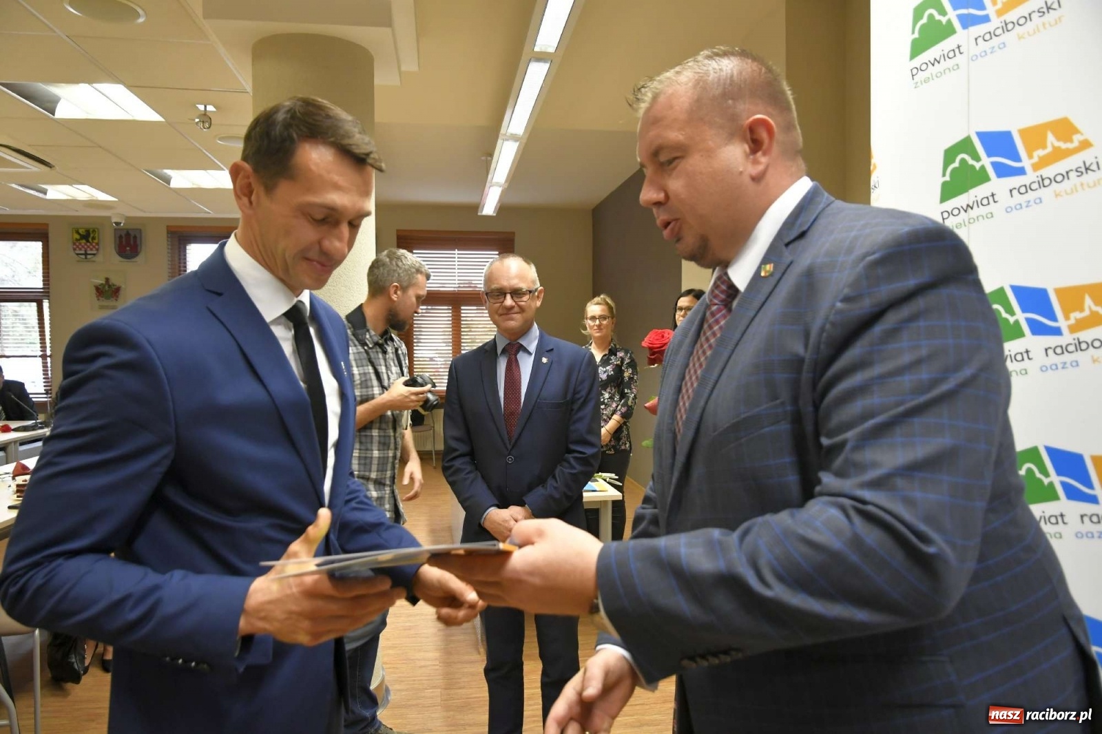 Zdjęcie w galerii na portalu naszraciborz.pl: Nagrody starosty na powiatowy Dzień Edukacji Narodowej wiadomości z regionu