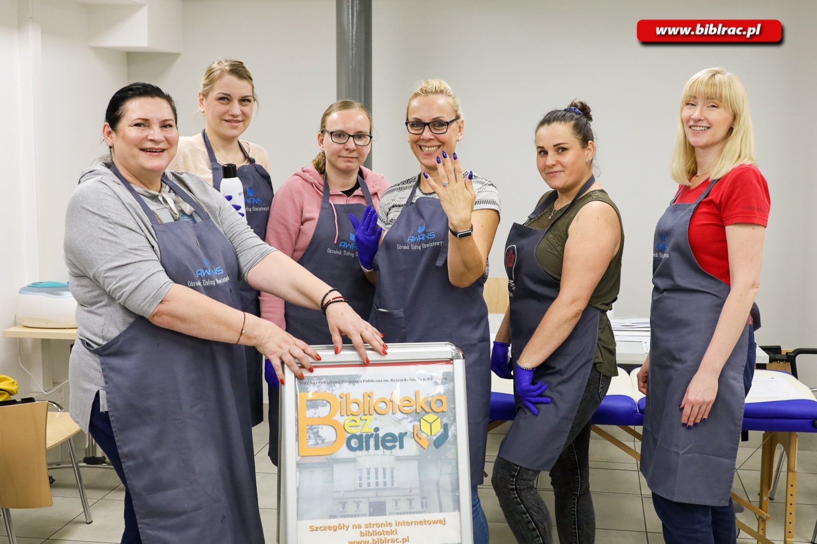 Zdjęcie w galerii na portalu naszraciborz.pl: W raciborskiej bibliotece uczono stylizacji paznokci wiadomości z regionu