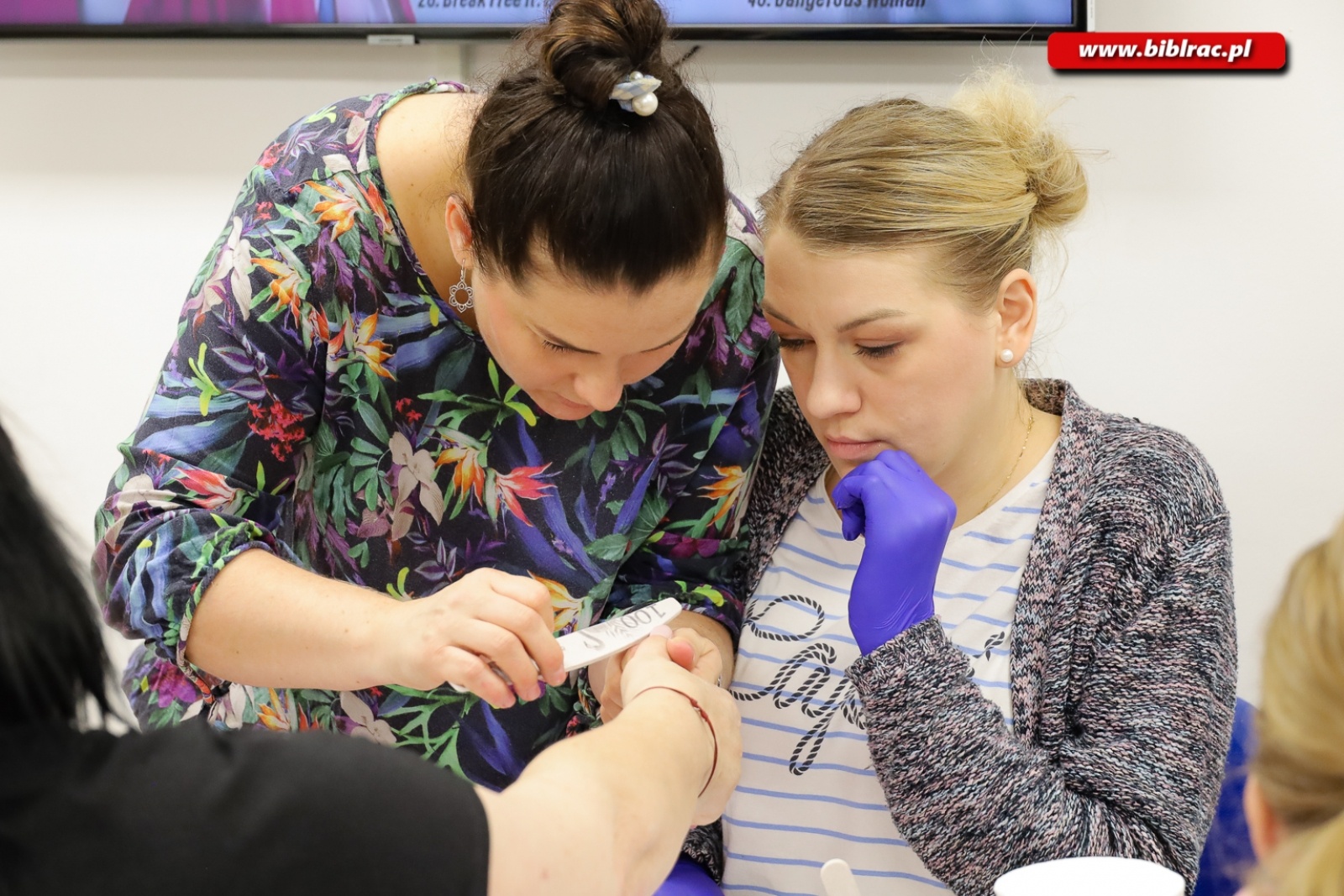 Zdjęcie w galerii na portalu naszraciborz.pl: W raciborskiej bibliotece uczono stylizacji paznokci wiadomości z regionu