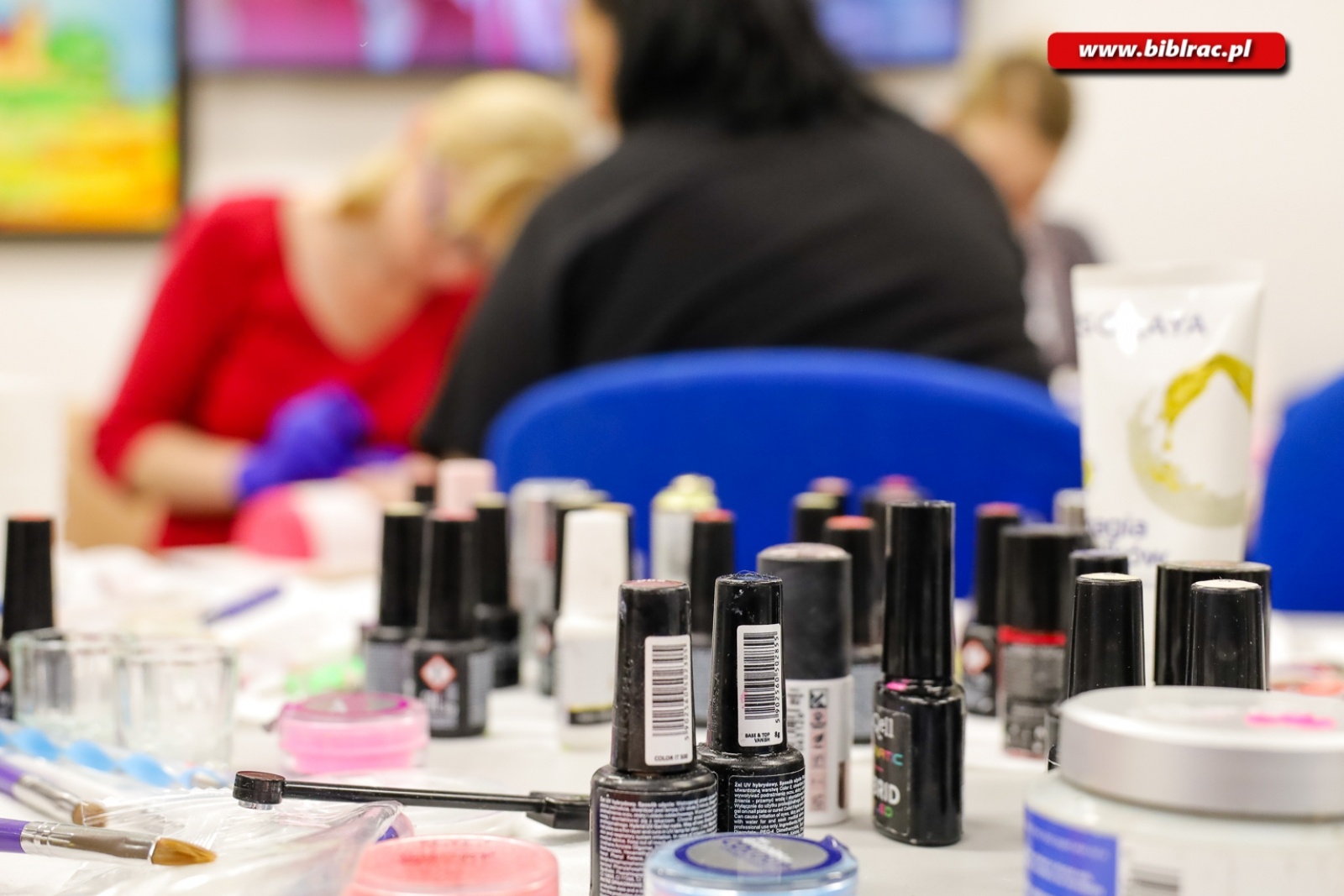 Zdjęcie w galerii na portalu naszraciborz.pl: W raciborskiej bibliotece uczono stylizacji paznokci wiadomości z regionu