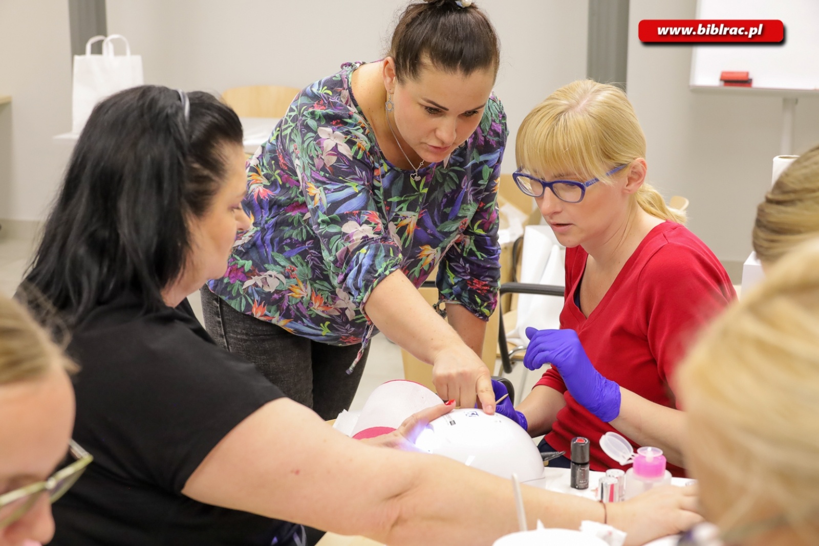 Zdjęcie w galerii na portalu naszraciborz.pl: W raciborskiej bibliotece uczono stylizacji paznokci wiadomości z regionu