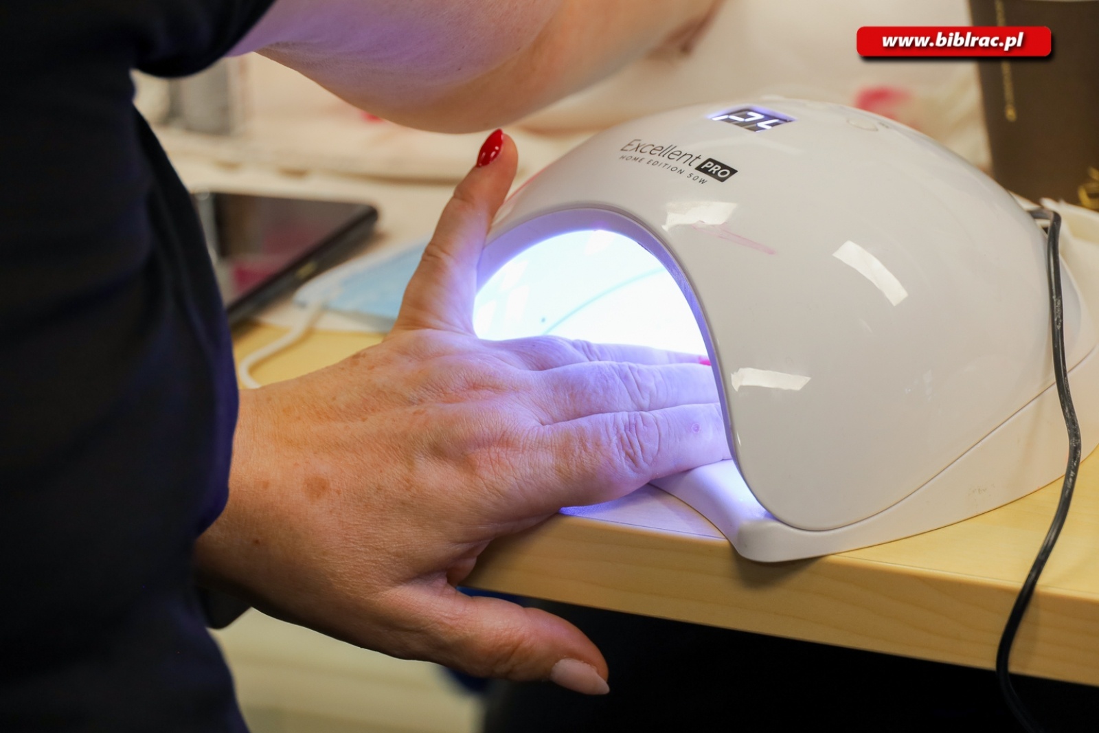 Zdjęcie w galerii na portalu naszraciborz.pl: W raciborskiej bibliotece uczono stylizacji paznokci wiadomości z regionu