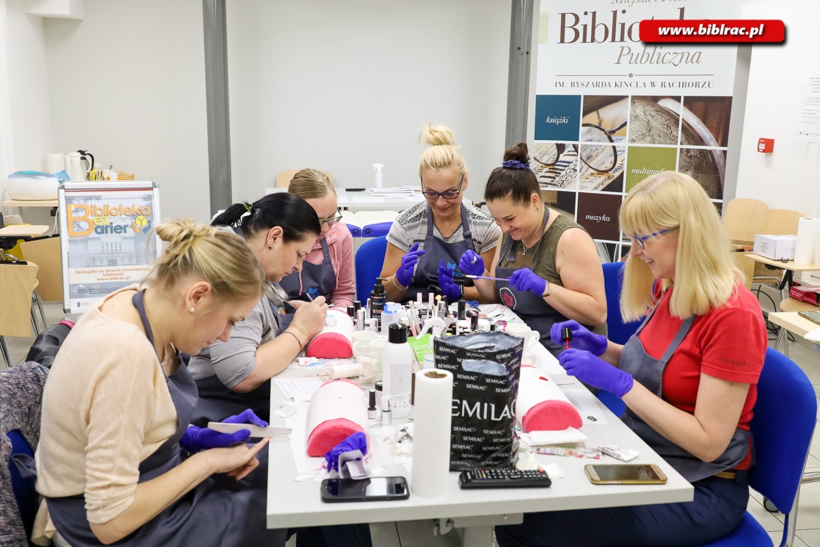 Zdjęcie w galerii na portalu naszraciborz.pl: W raciborskiej bibliotece uczono stylizacji paznokci wiadomości z regionu