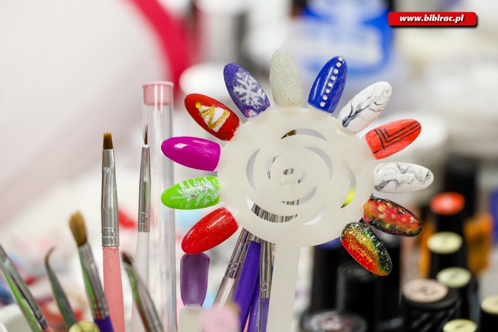 Zdjęcie w galerii na portalu naszraciborz.pl: W raciborskiej bibliotece uczono stylizacji paznokci wiadomości z regionu