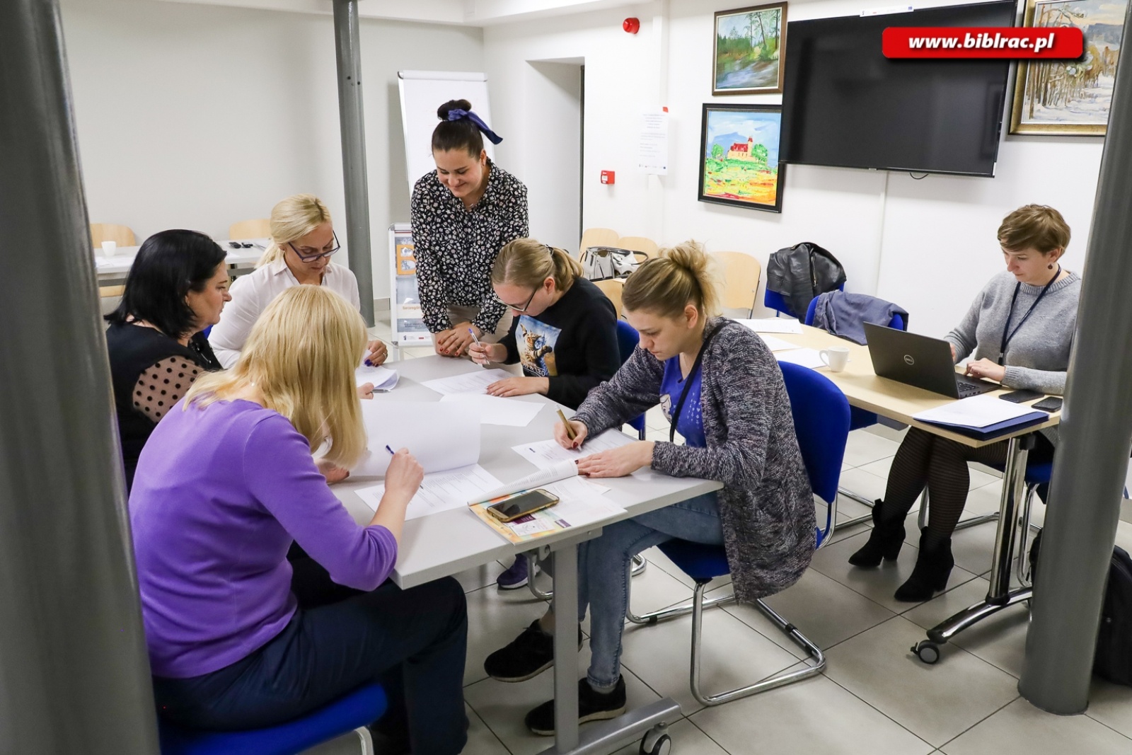 Zdjęcie w galerii na portalu naszraciborz.pl: W raciborskiej bibliotece uczono stylizacji paznokci wiadomości z regionu