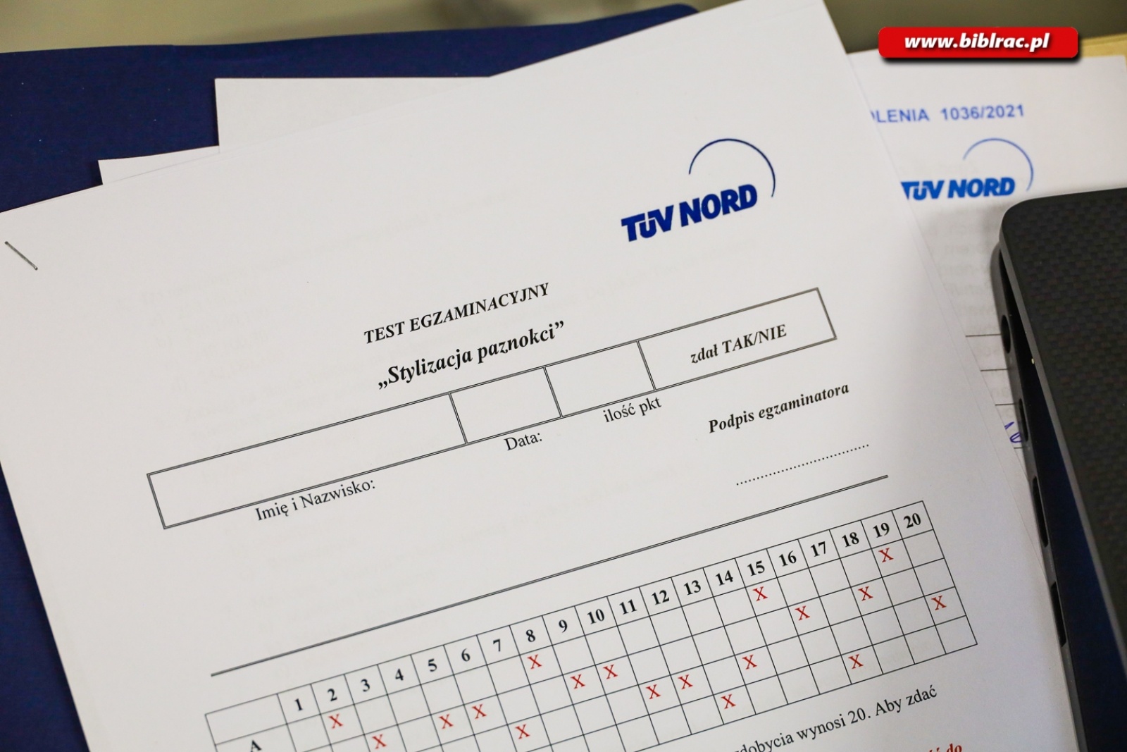 Zdjęcie w galerii na portalu naszraciborz.pl: W raciborskiej bibliotece uczono stylizacji paznokci wiadomości z regionu