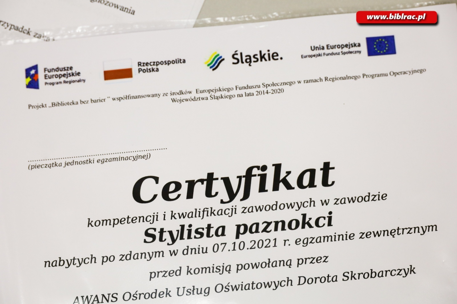 Zdjęcie w galerii na portalu naszraciborz.pl: W raciborskiej bibliotece uczono stylizacji paznokci wiadomości z regionu