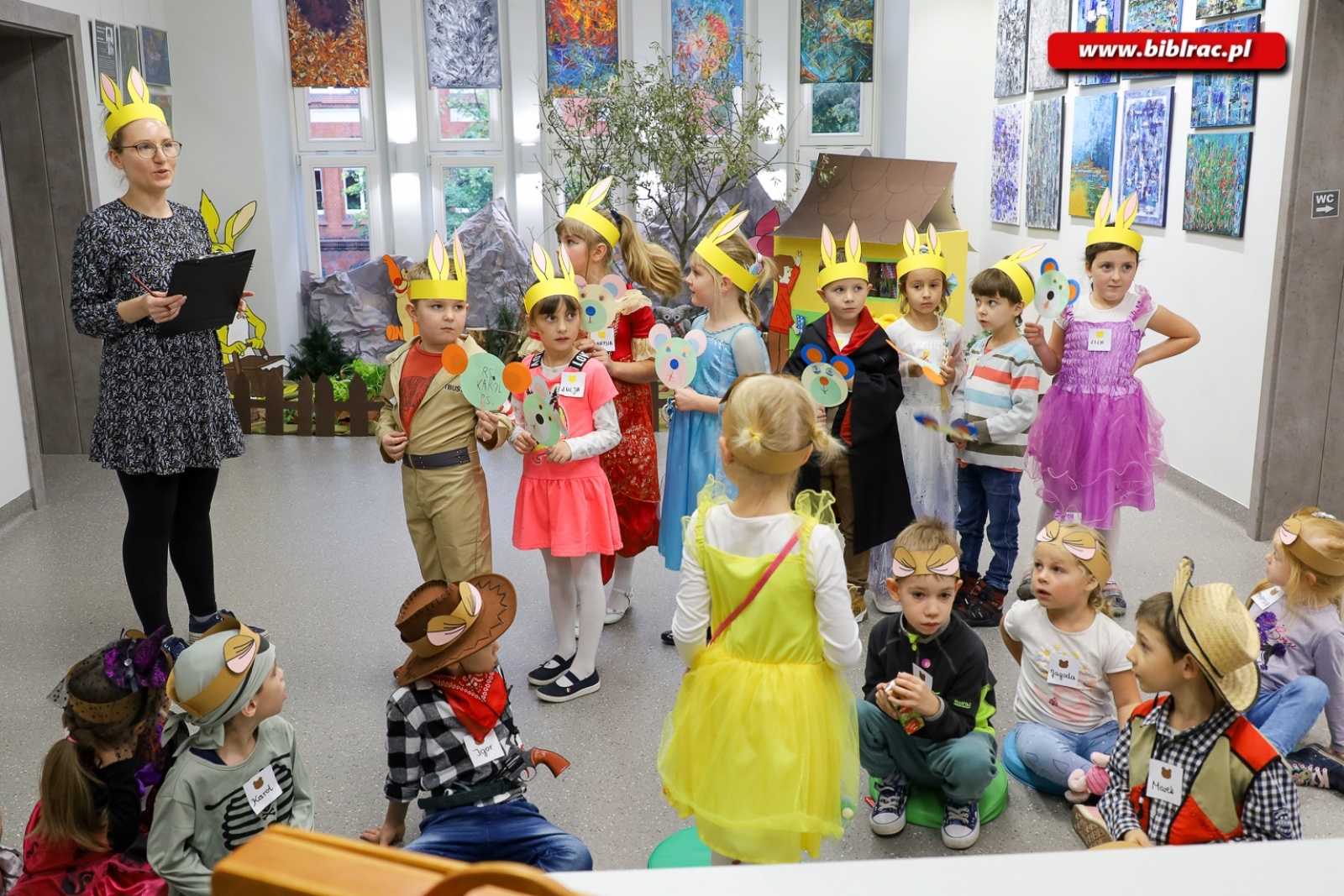 Zdjęcie w galerii na portalu naszraciborz.pl: Stumilowy Las wyrósł w bibliotece. Za nami Urodziny Kubusia Puchatka wiadomości z regionu