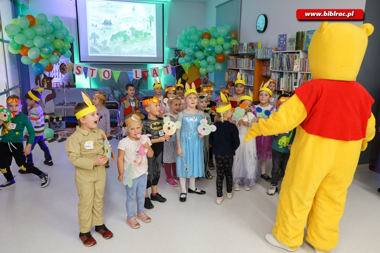 Zdjęcie w galerii na portalu naszraciborz.pl: Stumilowy Las wyrósł w bibliotece. Za nami Urodziny Kubusia Puchatka wiadomości z regionu