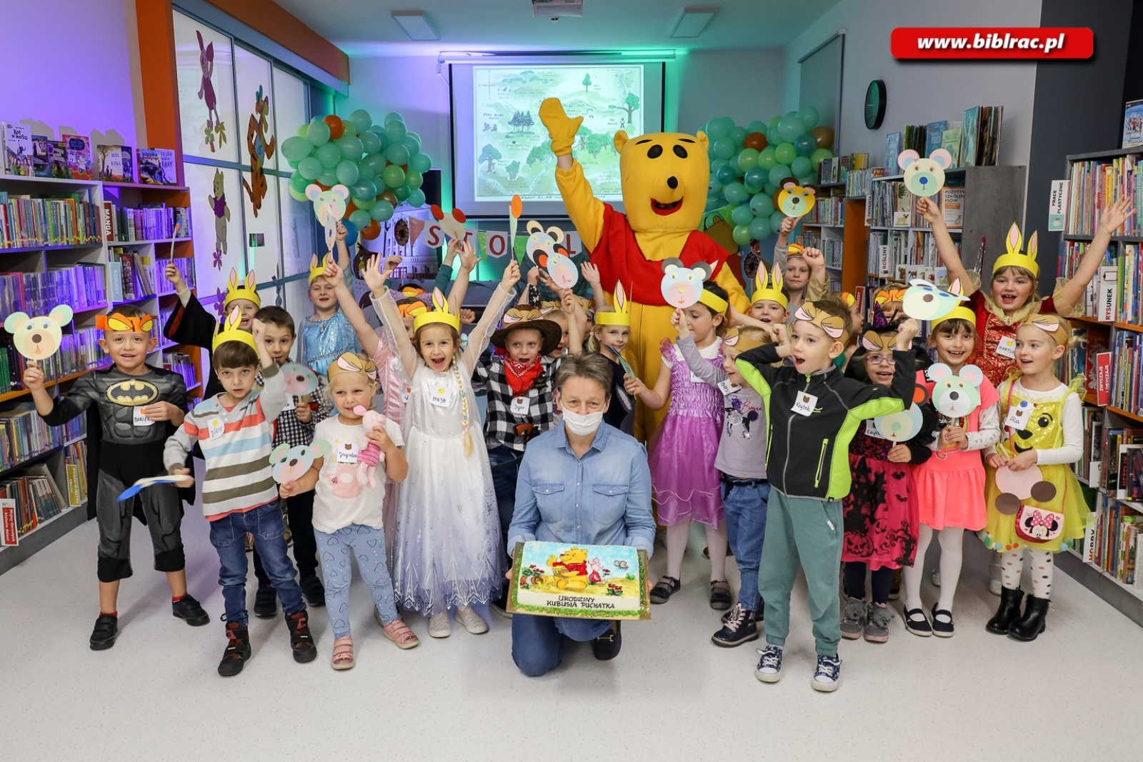 Zdjęcie w galerii na portalu naszraciborz.pl: Stumilowy Las wyrósł w bibliotece. Za nami Urodziny Kubusia Puchatka wiadomości z regionu
