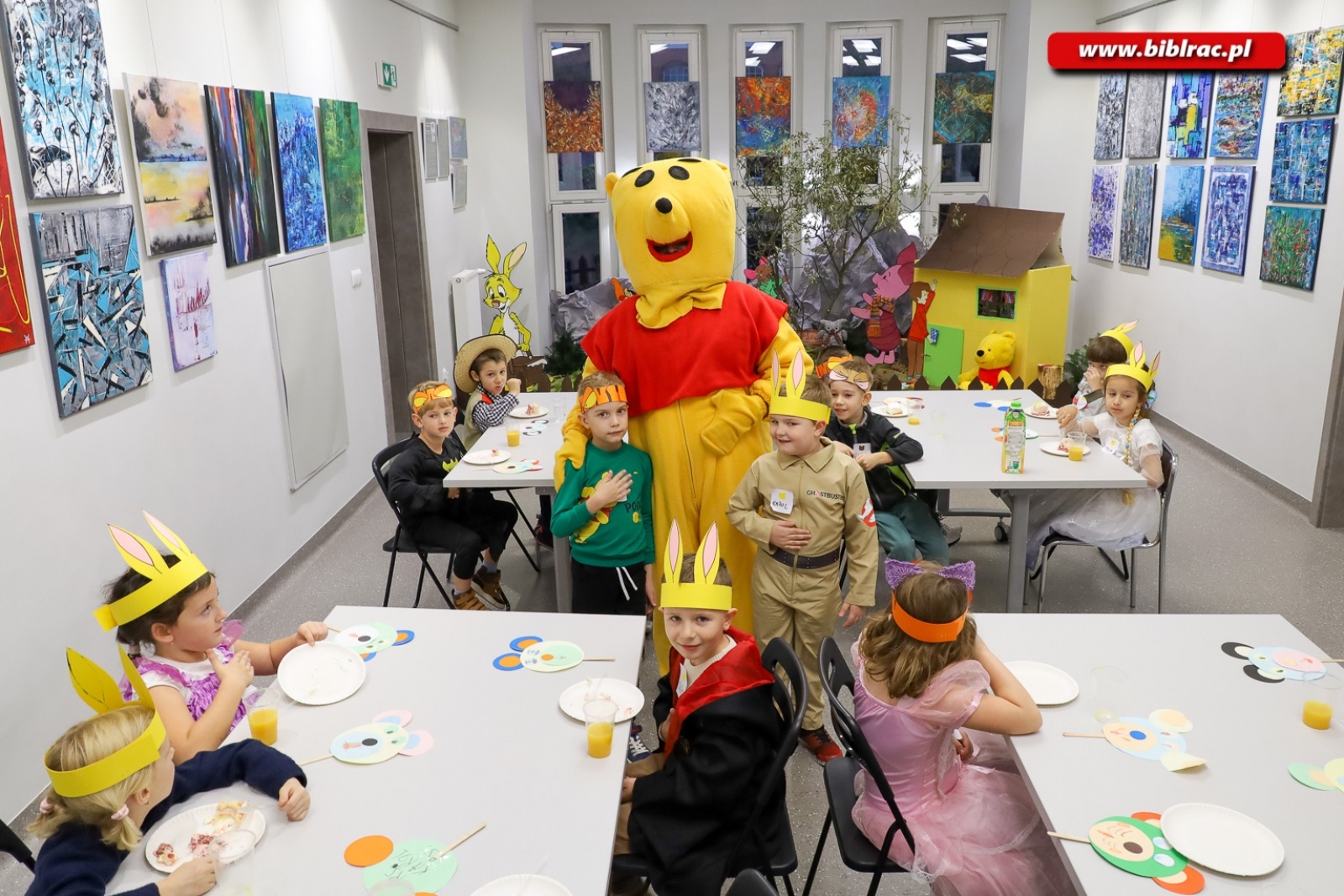 Zdjęcie w galerii na portalu naszraciborz.pl: Stumilowy Las wyrósł w bibliotece. Za nami Urodziny Kubusia Puchatka wiadomości z regionu