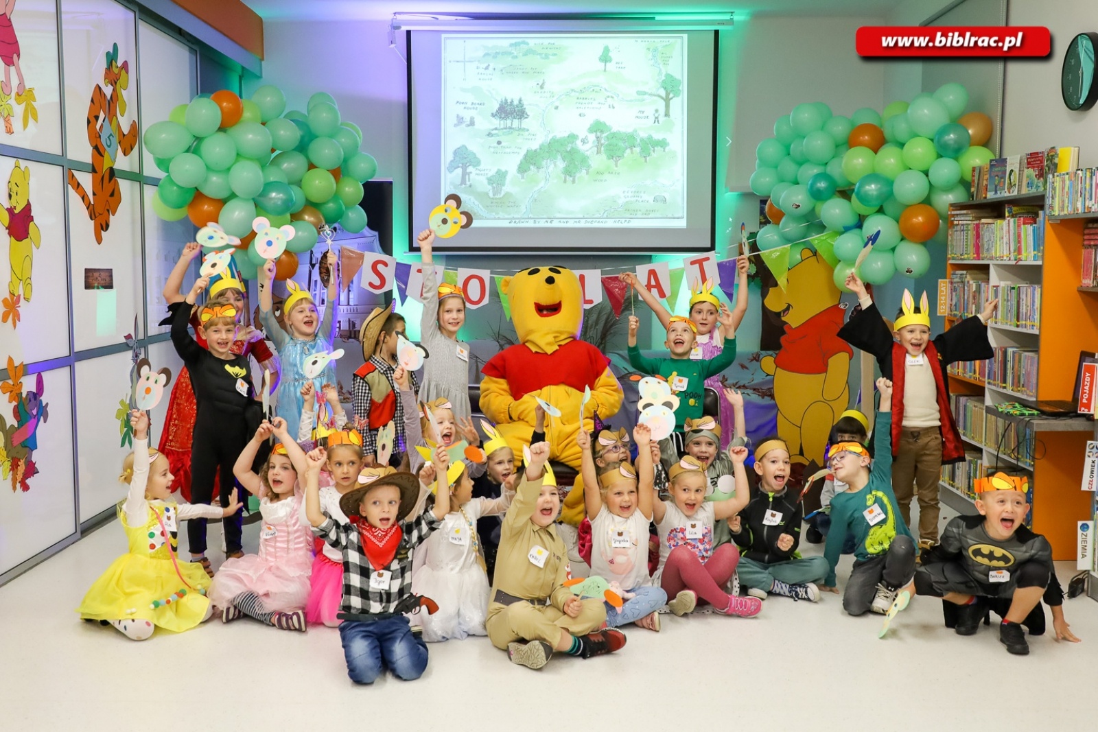 Zdjęcie w galerii na portalu naszraciborz.pl: Stumilowy Las wyrósł w bibliotece. Za nami Urodziny Kubusia Puchatka wiadomości z regionu